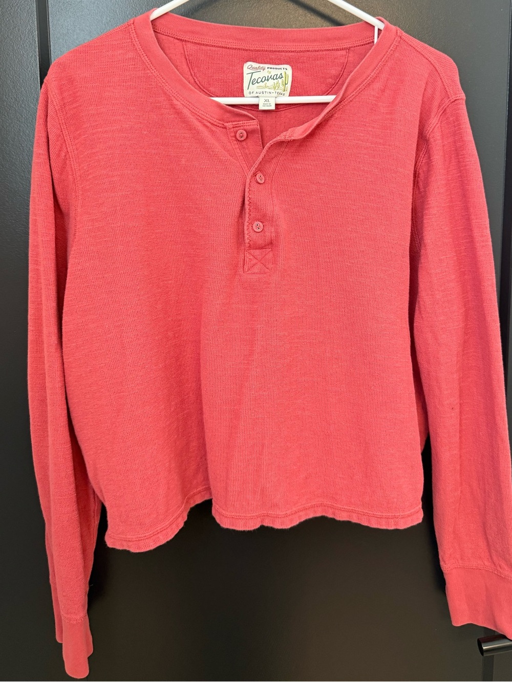 Tecovas Women’s Long-Sleeve Henley Shirt in Heathered Red